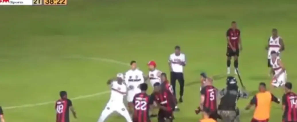 semifinal-do-campeonato-maranhense-e-encerrada-apos-torcida-do-moto-club-invadir-o-gramado-e-agredir-jogadores