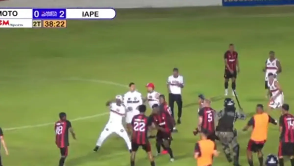 semifinal-do-campeonato-maranhense-e-encerrada-apos-torcida-do-moto-club-invadir-o-gramado-e-agredir-jogadores