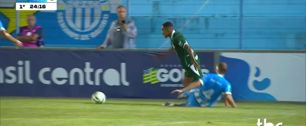 apos-reclamacoes-do-goias,-departamento-de-arbitragem-se-pronuncia:-“se-ele-nao-salta,-fatalmente-seria-penalti”