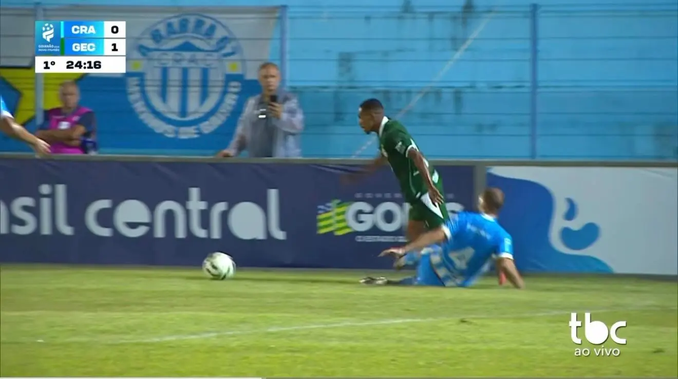 apos-reclamacoes-do-goias,-departamento-de-arbitragem-se-pronuncia:-“se-ele-nao-salta,-fatalmente-seria-penalti”