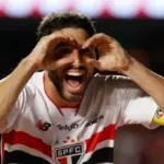 sao-paulo-vence-o-gremio-e-dorme-na-lideranca-do-brasileirao-apos-seis-anos