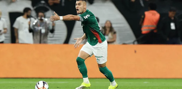 andreas-diz-que-estava-‘limpando-a-chuteira’-antes-de-penalti-de-memphis-–-uol