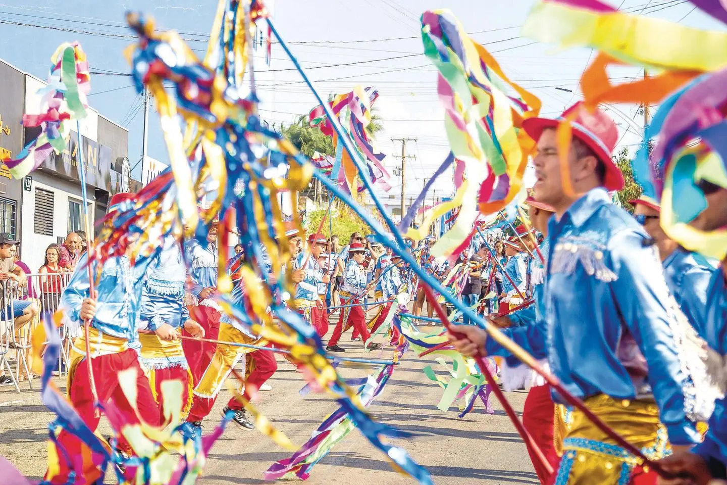 maior-congada-do-brasil-reune-7-mil-dancarinos-em-cidade-de-goias;-saiba-onde-acontece