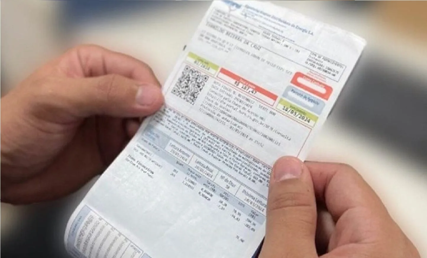 tres-contas-que-ninguem-quer-atrasar:-saiba-as-prioridades-no-orcamento-da-familia-brasileira