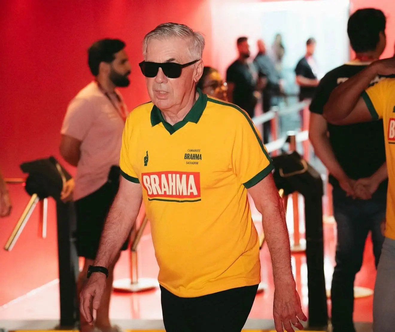 treinador-da-selecao,-ancelotti-aparece-em-camarote-no-carnaval-de-salvador