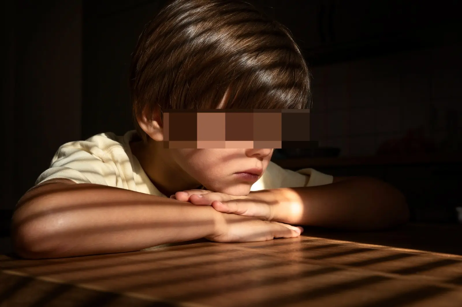 catalao:-mae-e-presa-por-maus-tratos-ao-isolar-crianca-com-autismo-e-alimenta-la-apenas-uma-vez-ao-dia