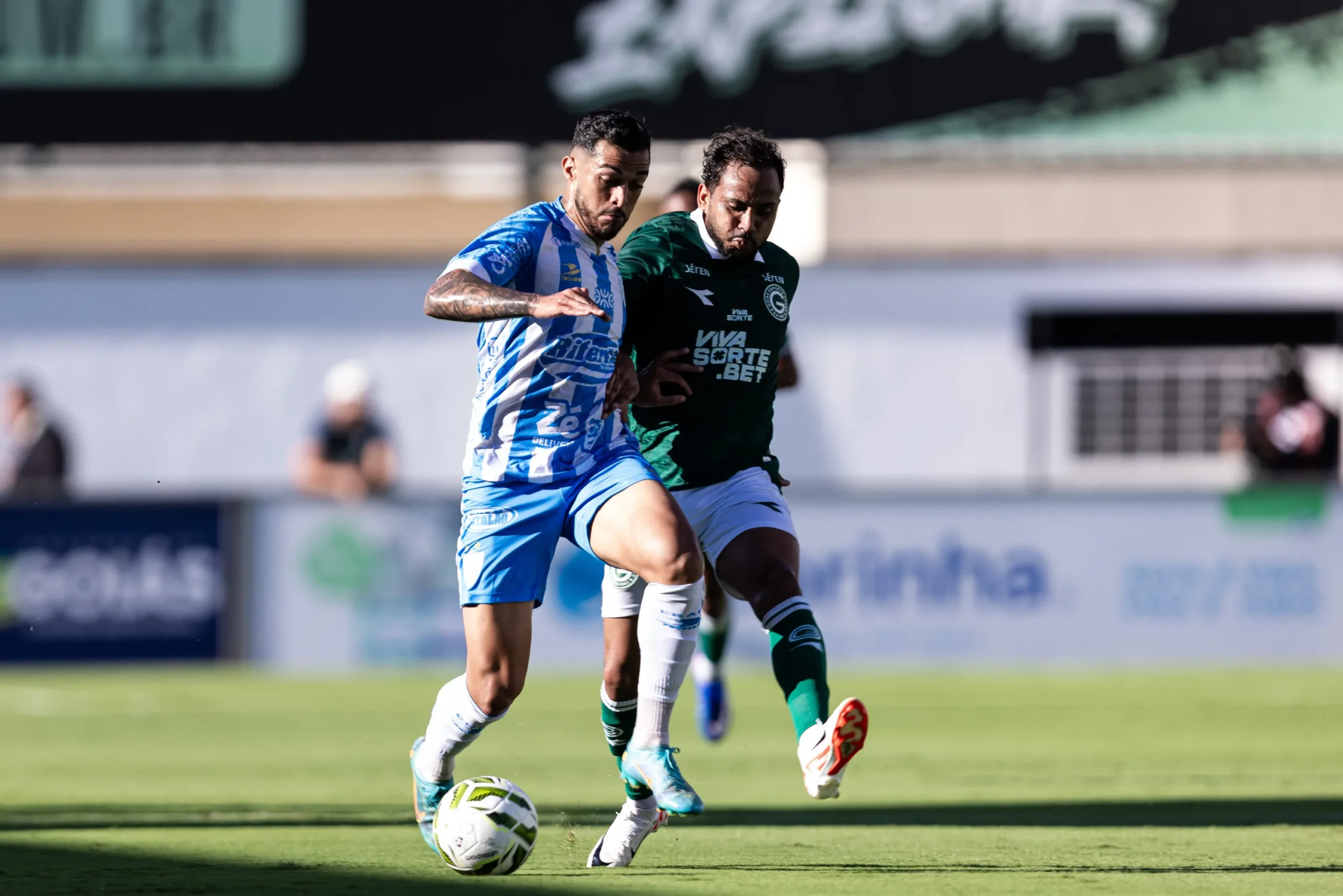 goias-goleia-o-crac-e-avanca-a-semifinal-do-goianao
