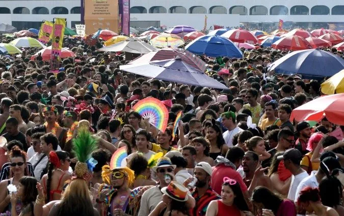 bloco-do-amor-reune-multidao-no-museu-nacional-com-mensagem-politica-–-correio-braziliense