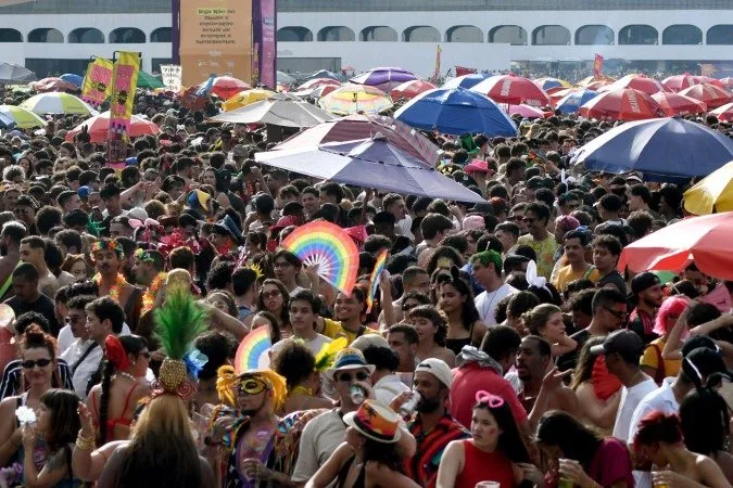 bloco-do-amor-reune-multidao-no-museu-nacional-com-mensagem-politica-–-correio-braziliense