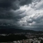 mais-de-280-cidades-de-sc-tem-alerta-de-perigo-para-chuvas-intensas-e-ventos-de-100-km/h-–-nsc-total