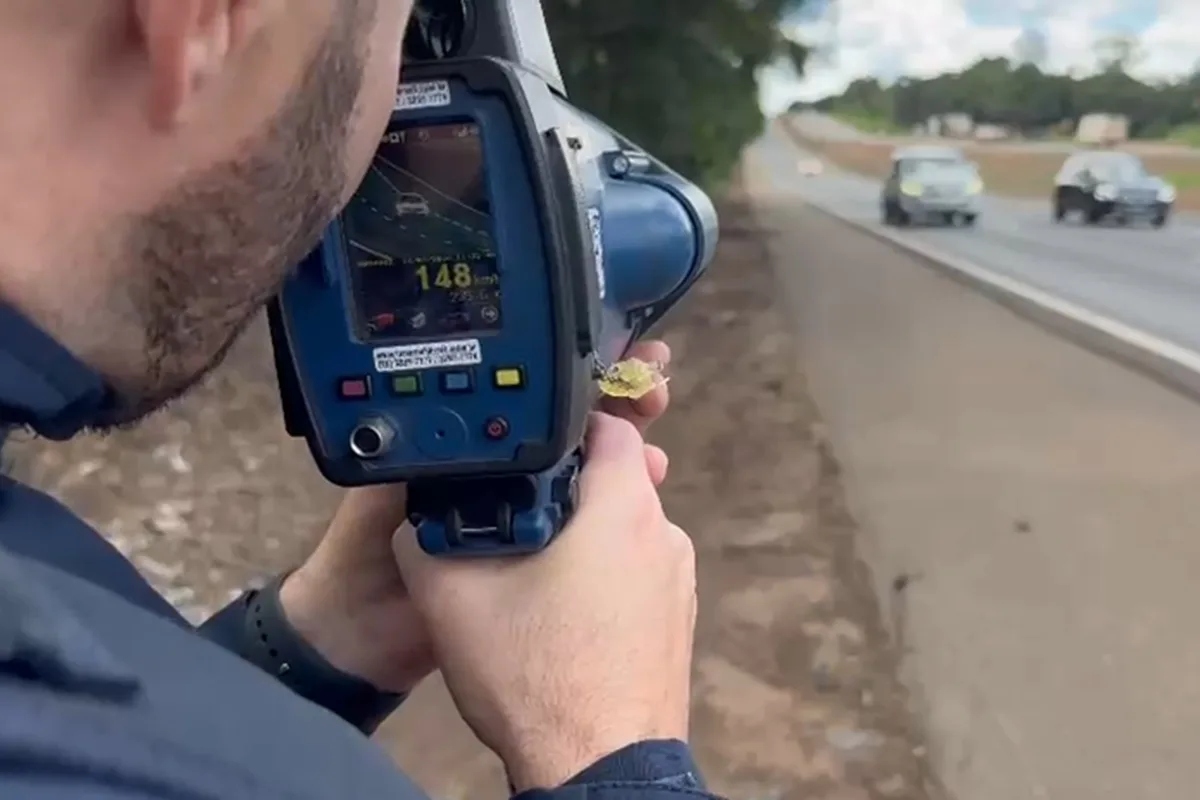 motoristas-sao-flagrados-pela-prf-a-mais-de-150-km/h-na-br-060.-video