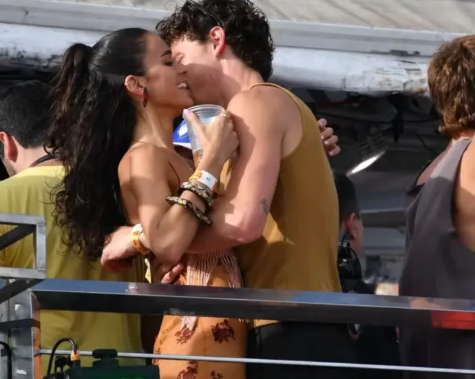 Fãs ficam com inveja de romance entre Shawn Mendes e Bruna Marquezine no carnaval 29 fas-ficam-com-inveja-de-romance-entre-shawn-mendes-e-bruna-marquezine-no-carnaval