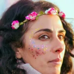 como-tirar-o-glitter-do-corpo?-tres-produtos-funcionam-melhor