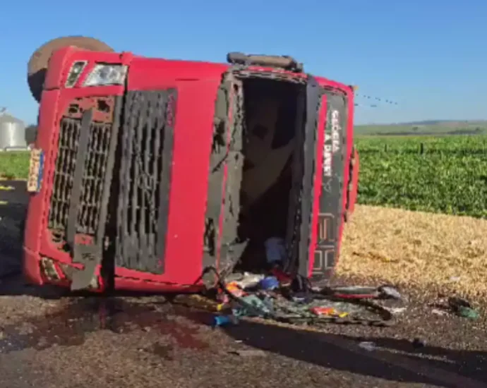 Carreta de soja tomba sobre carro e mata motorista na BR-452, em Santa Helena 6 carreta-de-soja-tomba-sobre-carro-e-mata-motorista-na-br-452,-em-santa-helena