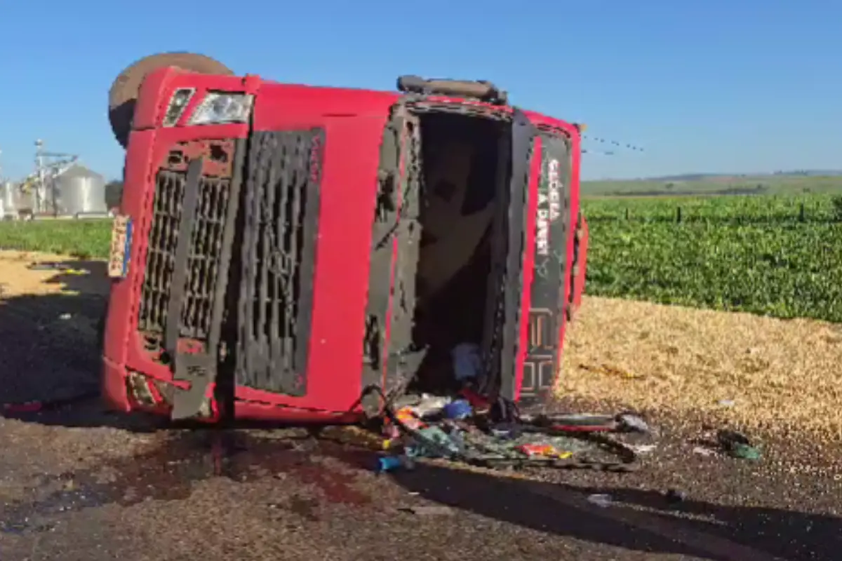 carreta-de-soja-tomba-sobre-carro-e-mata-motorista-na-br-452,-em-santa-helena