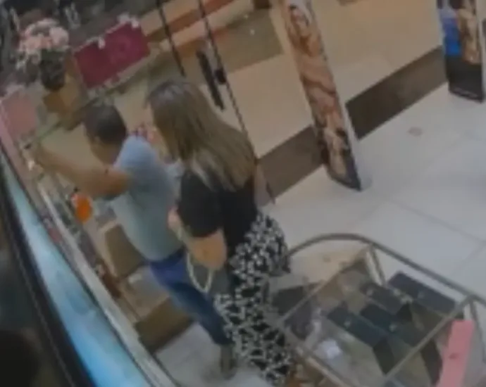 Casal é preso pelo furto de jaqueta e perfume em shopping de Goiânia 7 casal-e-preso-pelo-furto-de-jaqueta-e-perfume-em-shopping-de-goiania