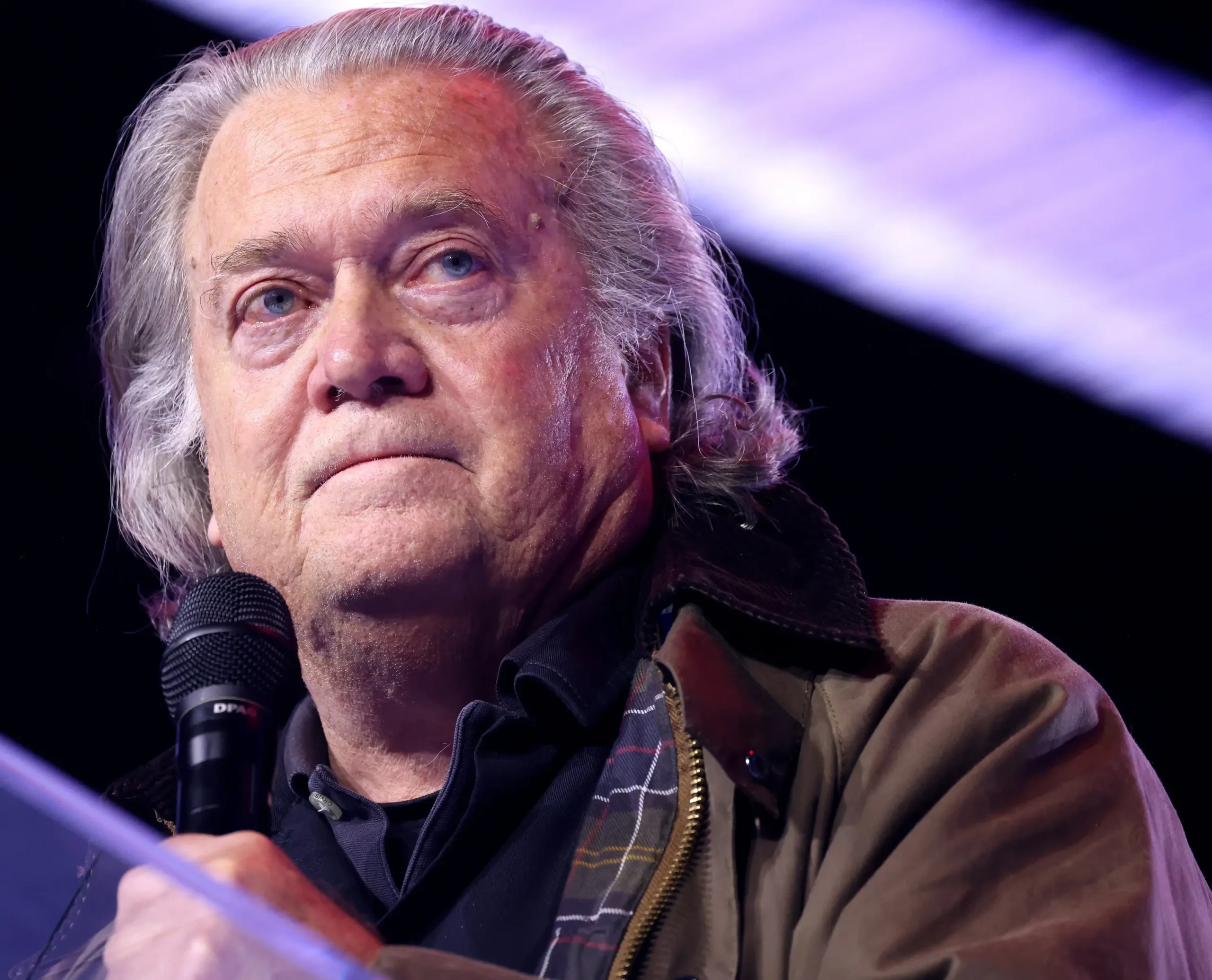 bannon-pediu-ajuda-a-epstein-para-plano-contra-papa-francisco