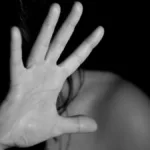 menino-de-10-anos-pede-ajuda-para-pm-apos-ver-padrasto-arrastar-a-mae-pelos-cabelos-em-rio-verde