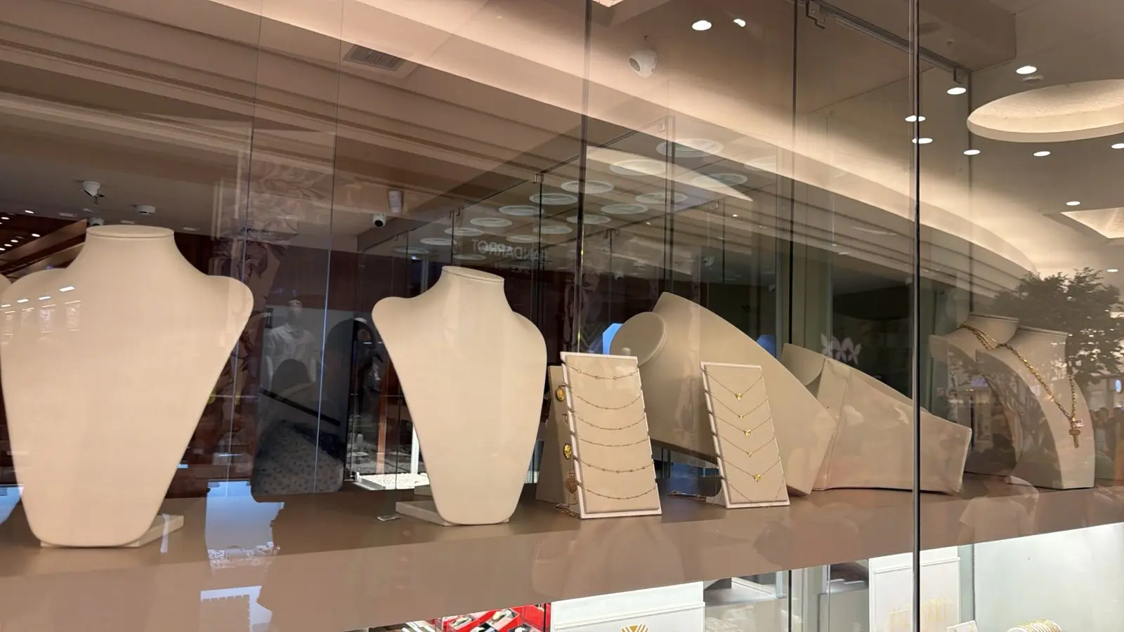 ladrao-leva-r$-500-mil-apos-passar-noite-em-joalheria-de-shopping-em-goiania