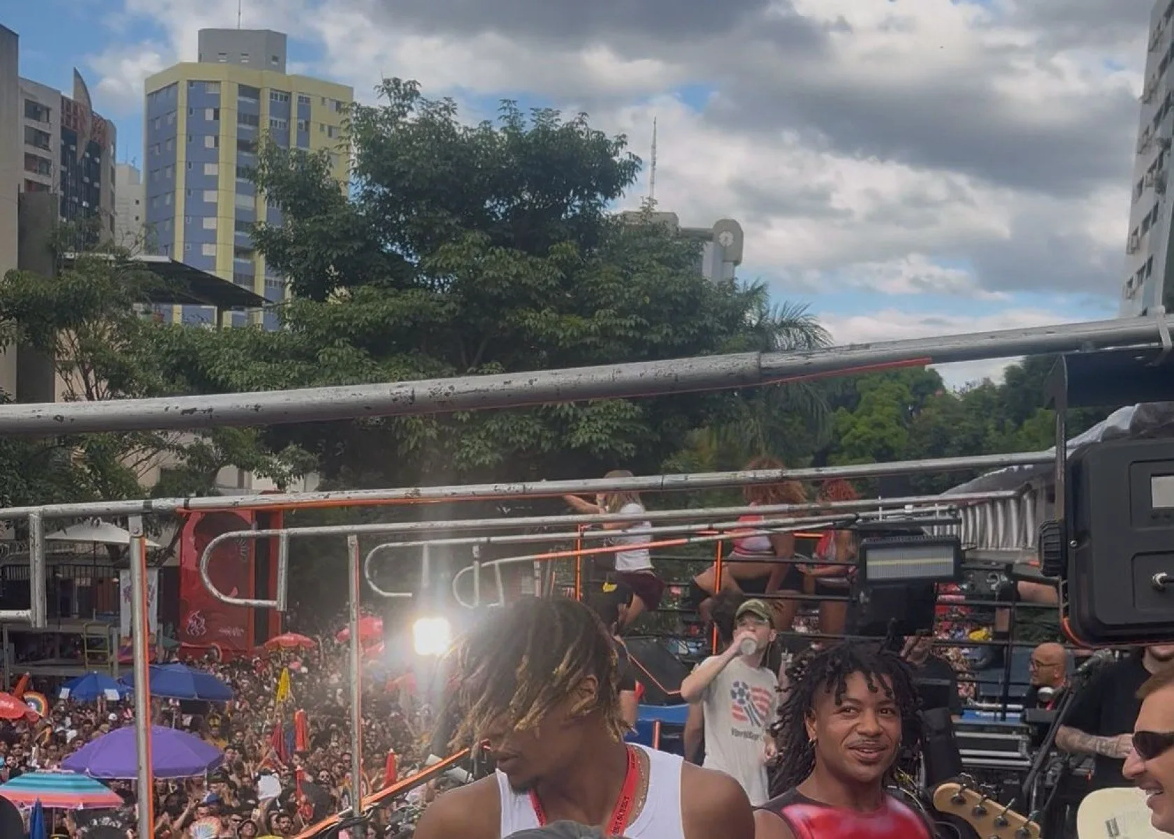 luisa-sonza-supera-problemas,-compra-agua-a-folioes-e-agita-publico-em-bh-–-estado-de-minas