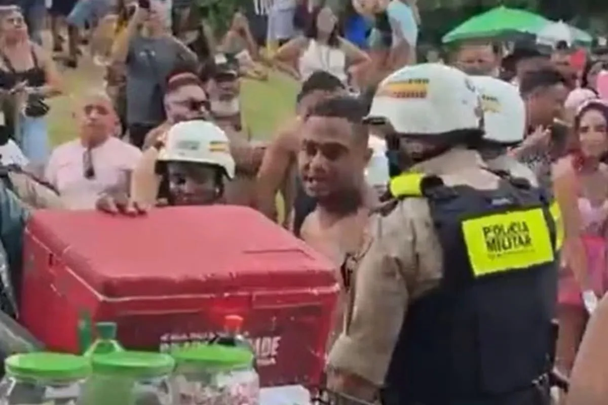 ex-jogador-do-vitoria-e-preso-ao-xingar-pm-em-bloco-do-carnaval-de-bh