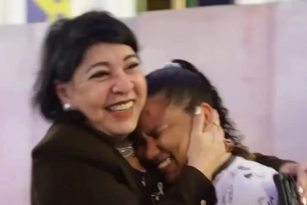 roberta-miranda-emociona-vendedora-ambulante-apos-pagar-r$-800-por-pipoca;-video