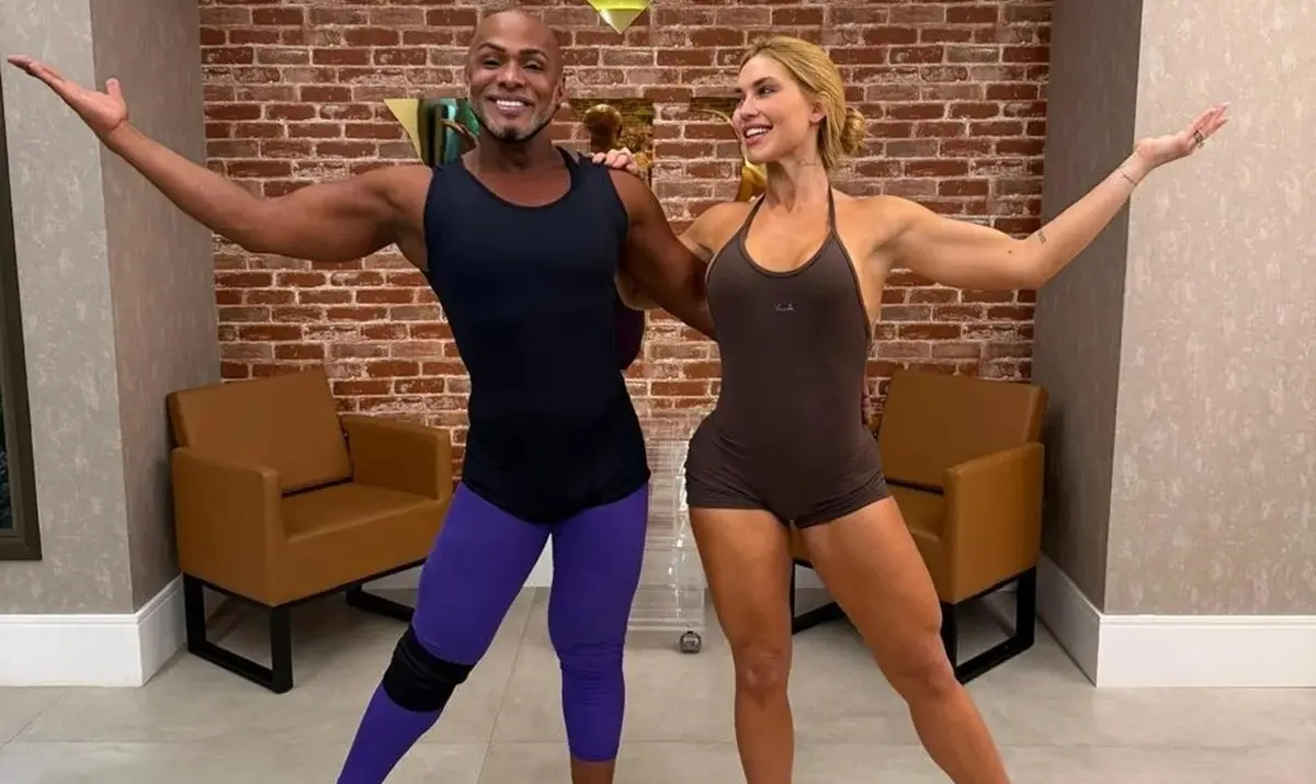 professor-de-samba-de-virginia-ganha-massagem-no-bumbum-antes-do-desfile;-veja