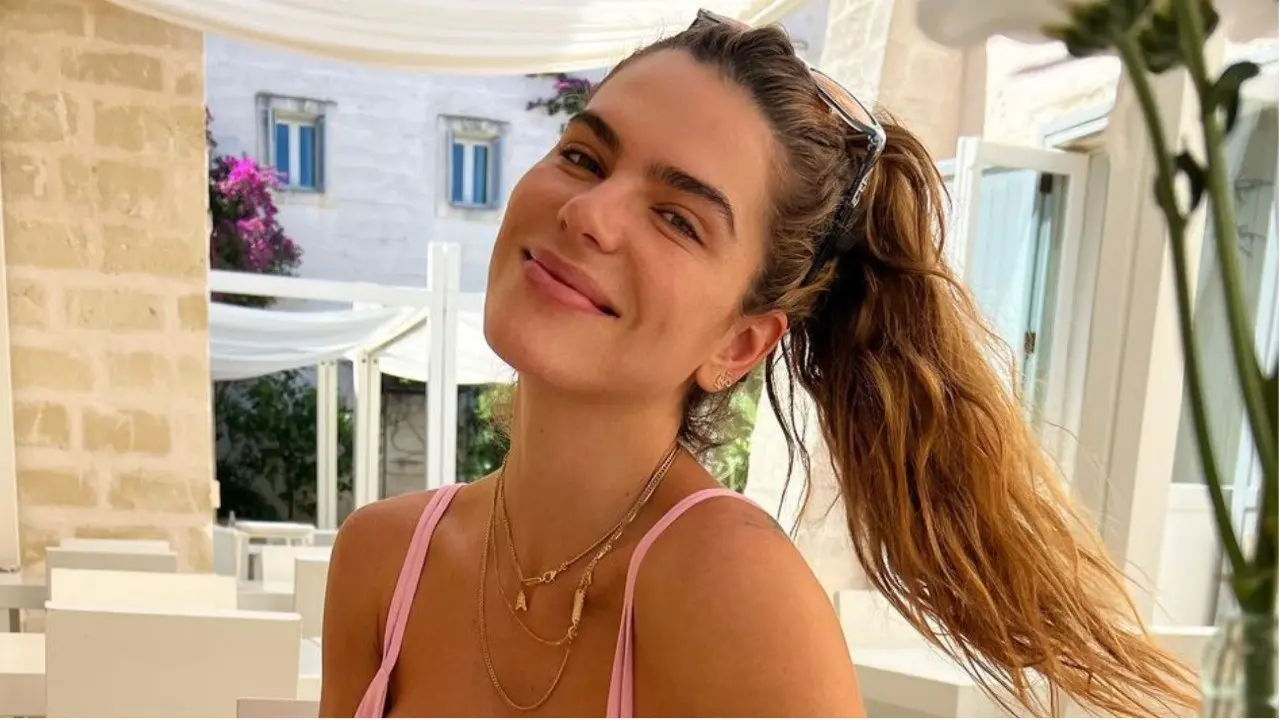 mariana-goldfarb-usa-look-transparente-e-deixa-bumbum-a-mostra-na-sapucai