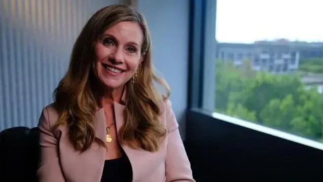 ‘vivo-sob-ameacas-constantes’:-a-australiana-que-tenta-tirar-criancas-das-redes-sociais