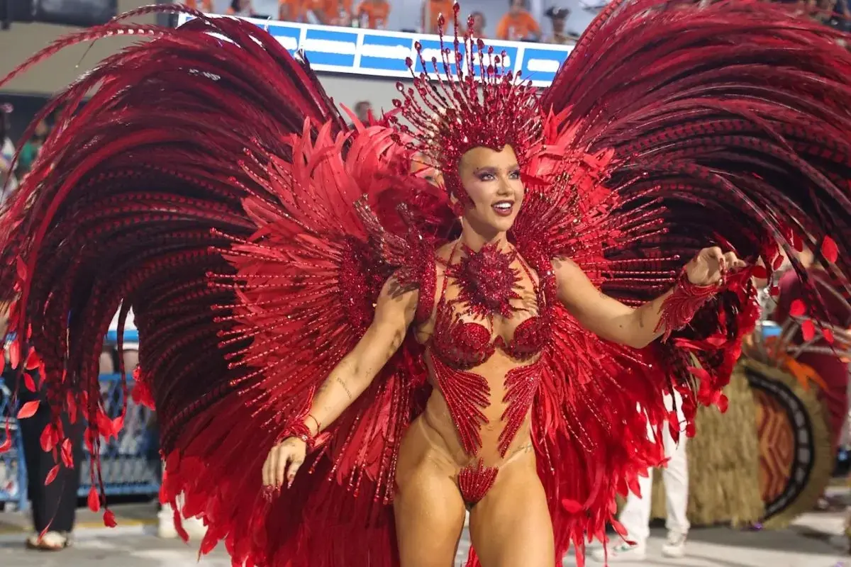 virginia-fonseca-e-vaiada-e-tem-problema-com-tapa-sexo-durante-desfile-da-grande-rio;-video