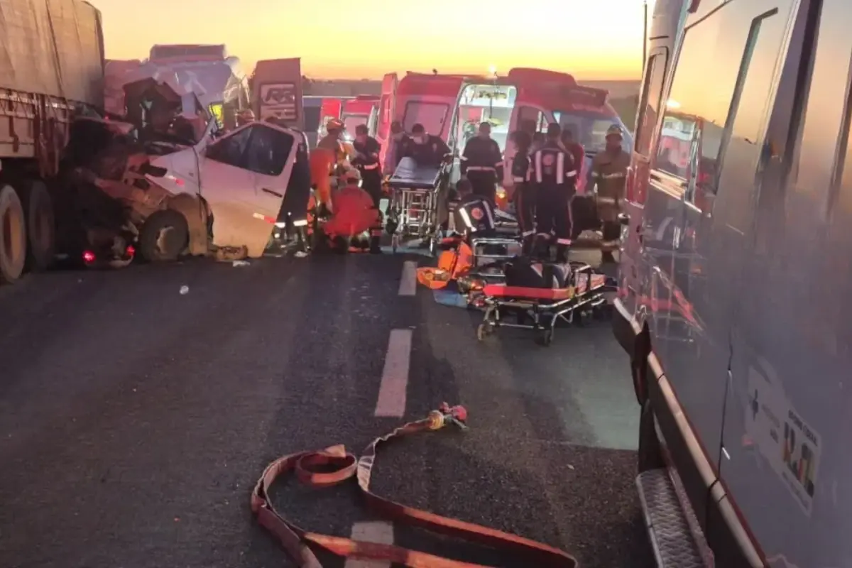 adesivo-em-van-que-bateu-em-carreta-na-br-020-dizia:-‘patrao-mandou-tocar-a-noite-toda’