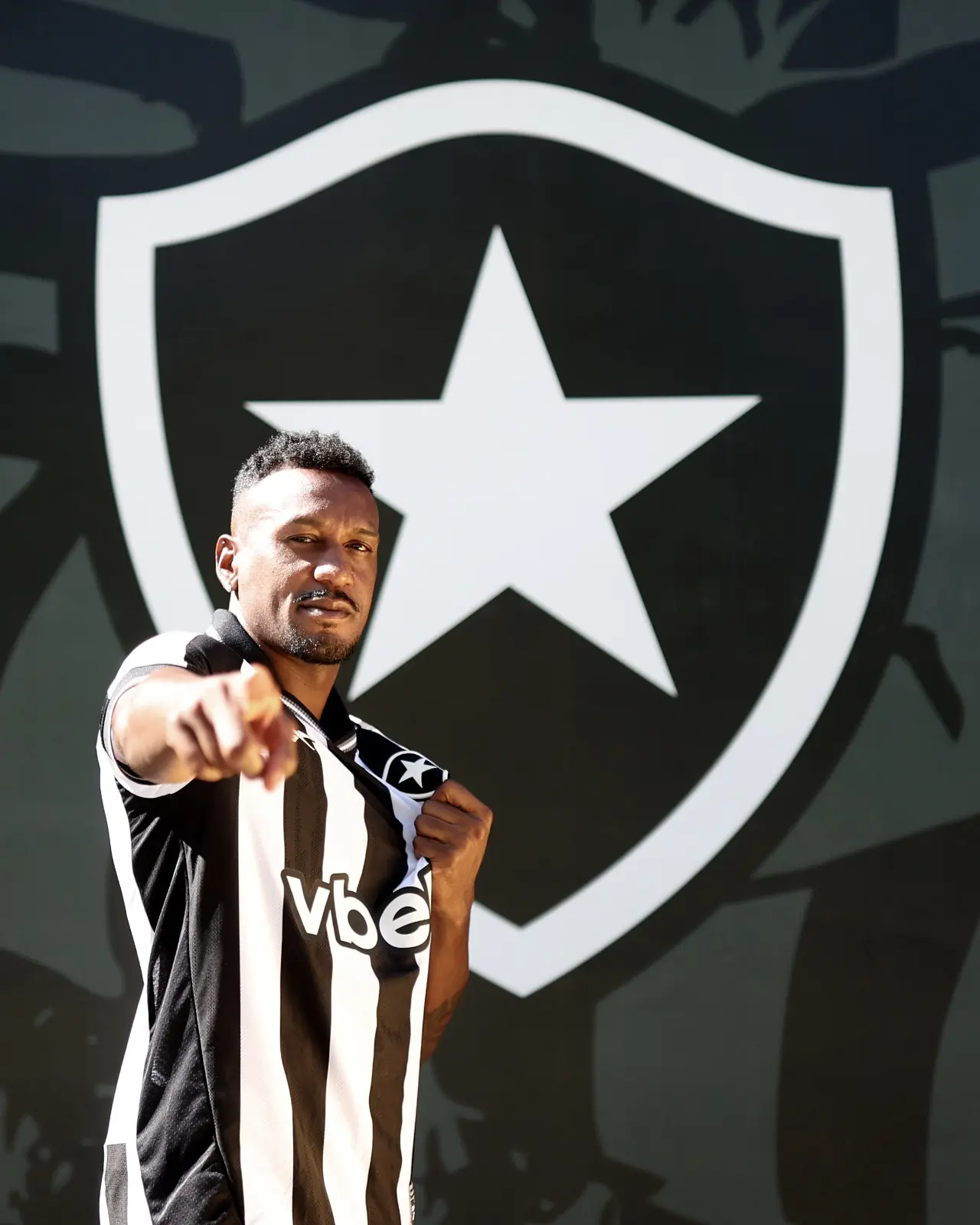 botafogo-anuncia-contratacao-de-edenilson,-ex-gremio