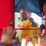 e-#fake-foto-de-ancelotti-beijando-tres-mulheres-ao-mesmo-tempo-no-carnaval;-imagem-foi-criada-com-inteligencia-artificial