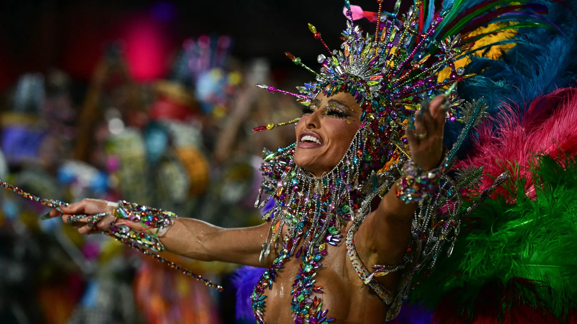 estreia-tumultuada-de-virginia-e-sambas-fortes-marcam-ultima-noite-de-desfiles