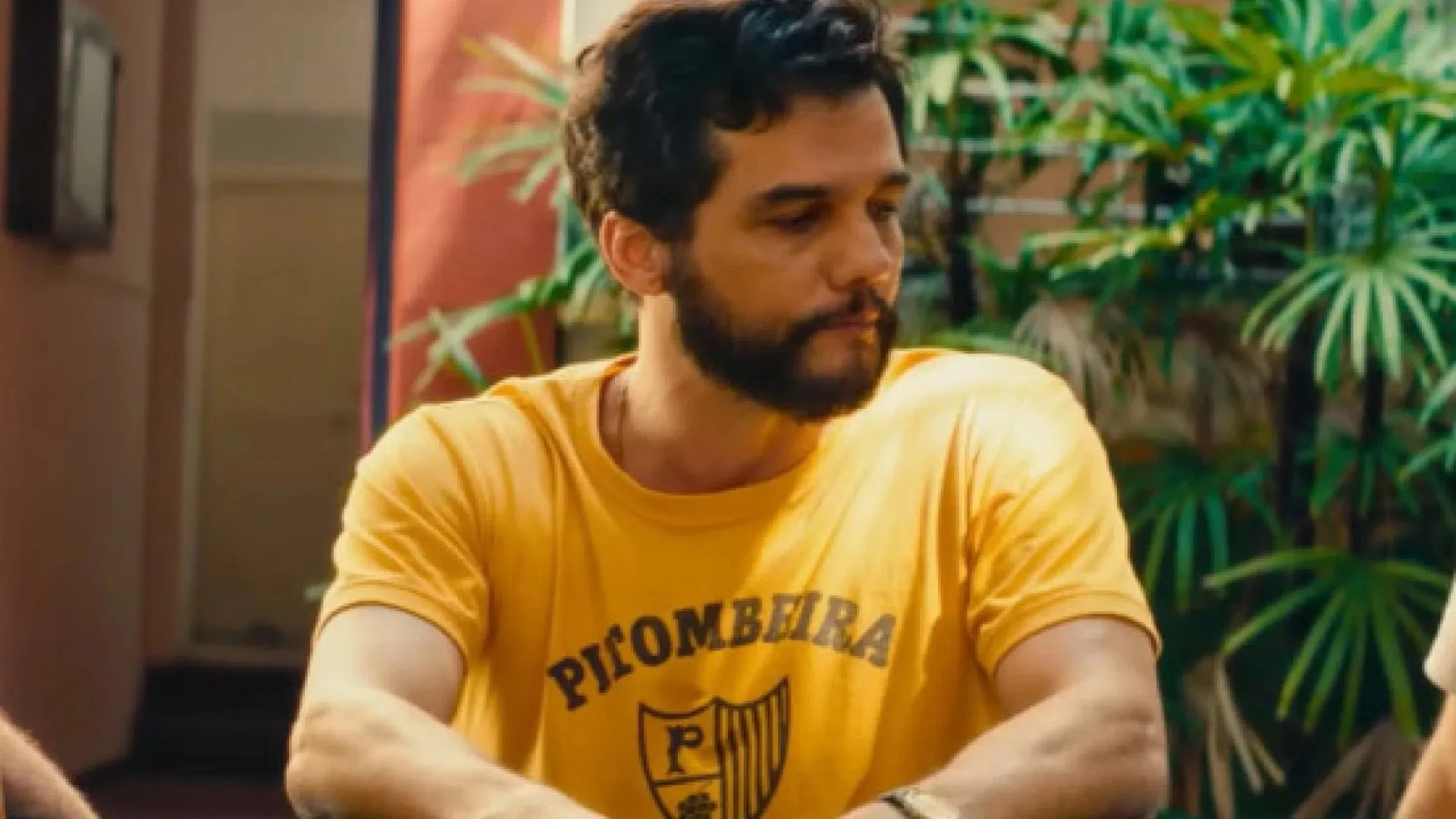 camisas-amarelas-da-pitombeira,-vistas-em-‘o-agente-secreto’,-tomam-ruas-de-pe