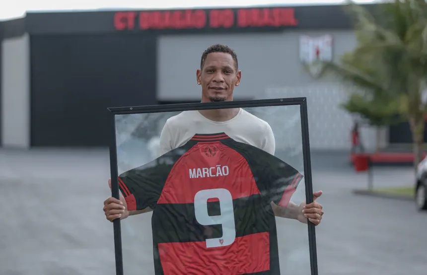 marcao-recebe-homenagem-do-atletico-e-relembra-inicio-da-carreira