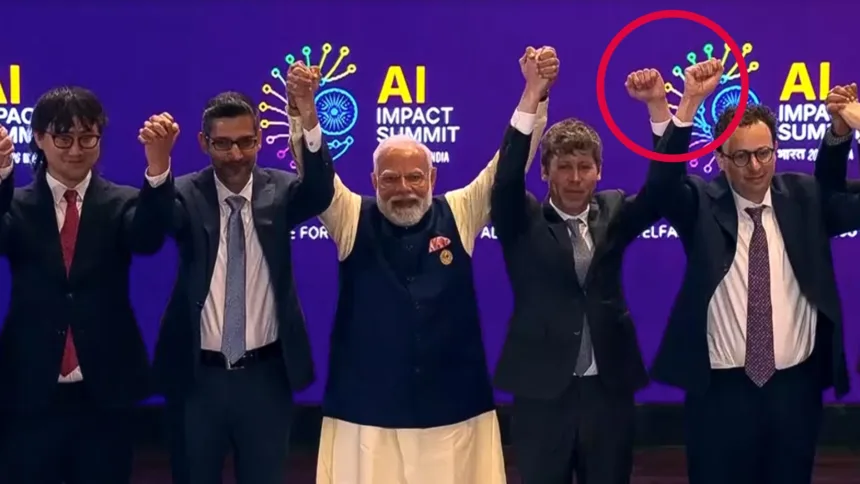 criador-do-chatgpt-se-recusa-a-posar-de-maos-dadas-para-foto-com-rival-em-evento-de-ia