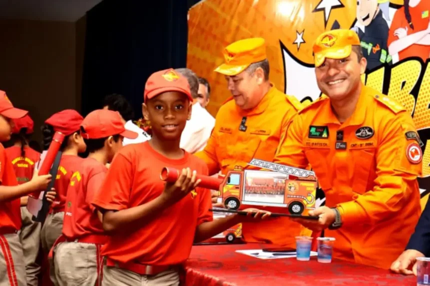 do-fascinio-ao-comando:-bombeiro-que-sonhava-com-a-farda-na-infancia-inspira-criancas-em-caldas-novas