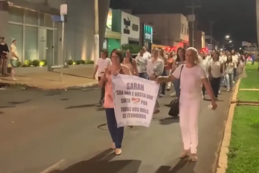 maes-fazem-caminhada-em-solidariedade-a-mae-que-perdeu-os-filhos-em-itumbiara