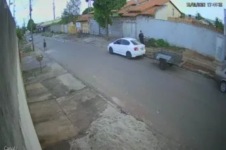 com-carretinha,-agiotas-levam-moveis-para-quitar-divida-de-r$-10-mil-em-aparecida