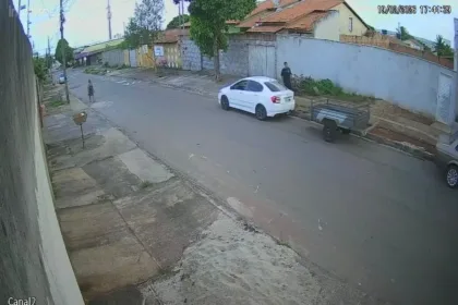 com-carretinha,-agiotas-levam-moveis-para-quitar-divida-de-r$-10-mil-em-aparecida