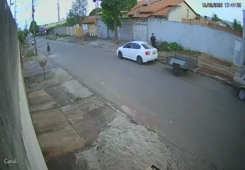 com-carretinha,-agiotas-levam-moveis-para-quitar-divida-de-r$-10-mil-em-aparecida