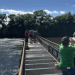 homem-ergue-bebe-sobre-abismo-nas-cataratas-do-iguacu-e-revolta-web