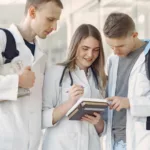 alunos-de-cursos-de-medicina-privados-vao-pior-que-os-da-rede-publica-em-94%-das-questoes-do-enamed