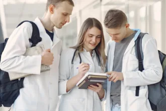 alunos-de-cursos-de-medicina-privados-vao-pior-que-os-da-rede-publica-em-94%-das-questoes-do-enamed