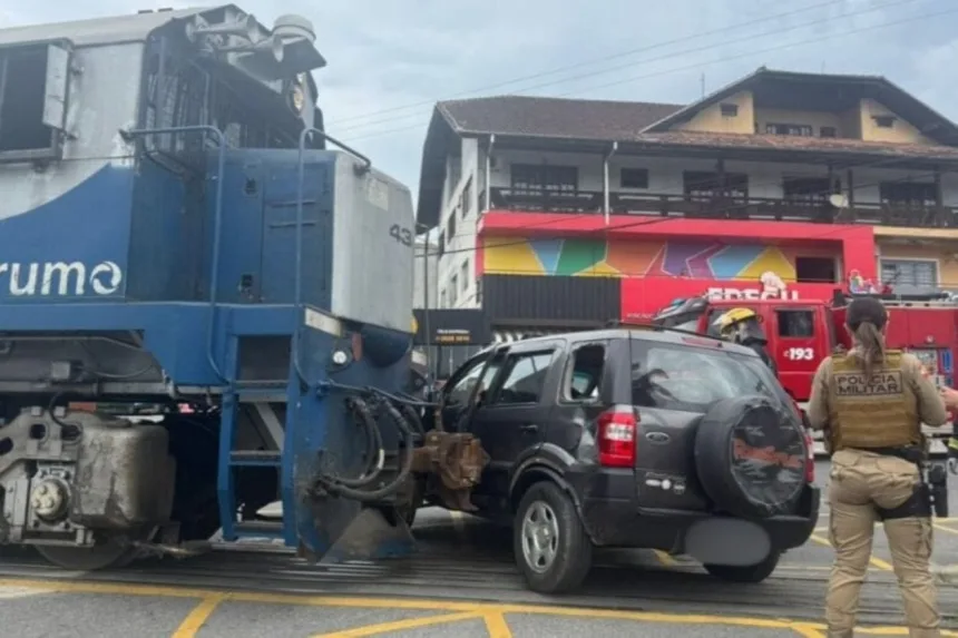 mulher-abandona-carro-instantes-antes-de-colisao-com-trem-em-sc.-video