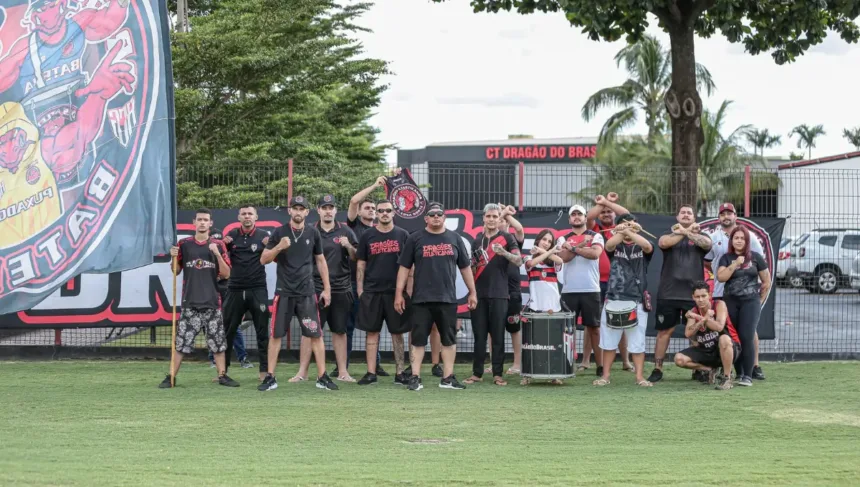 torcida-do-atletico-go-vai-ao-ct-apoiar-a-equipe-antes-do-classico-contra-o-vila-nova