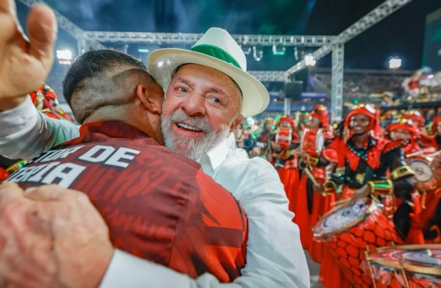 lula-diz-nao-ser-“carnavalesco”-e-ira-a-escola-de-samba-para-agradecer