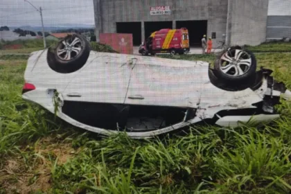homem-morre-apos-ser-arremessado-de-caro-durante-capotamento-na-go-164,-em-sao-luis-de-montes-belos