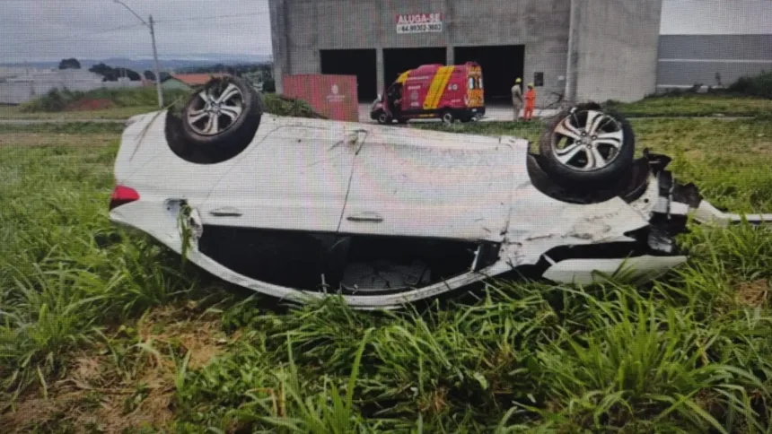 homem-morre-apos-ser-arremessado-de-caro-durante-capotamento-na-go-164,-em-sao-luis-de-montes-belos